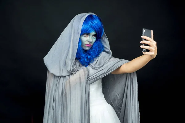 Mobile phone. Girl in makeup makes selfie on mobile phone — Stock Photo, Image