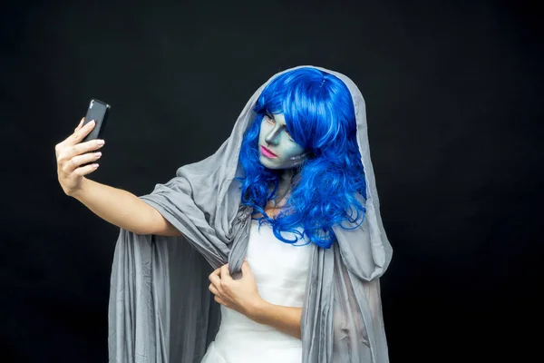 Telemóvel. Menina em maquiagem faz selfie no telefone celular — Fotografia de Stock
