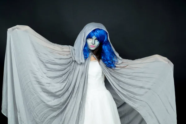 Μακιγιάζ. Εικόνα της μια μάγισσα σε ένα φόρεμα νύφη — Φωτογραφία Αρχείου