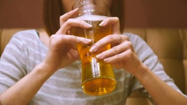 Bira. Kız bira içiyor