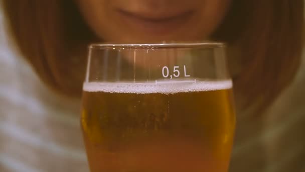 Cerveja Menina Está Bebendo Cerveja — Vídeo de Stock