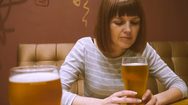 Cerveja Menina Está Bebendo Cerveja — Vídeo de Stock