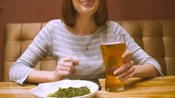 Bier Meisje Het Drinken Van Bier — Stockvideo