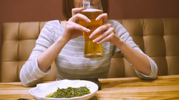 Bier Meisje Het Drinken Van Bier — Stockvideo