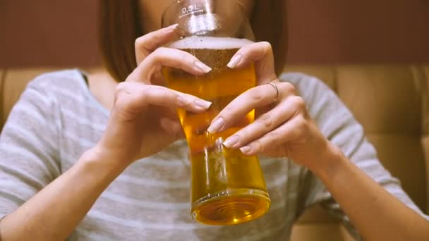 ビール 女の子がビールを飲んでいます — ストック動画