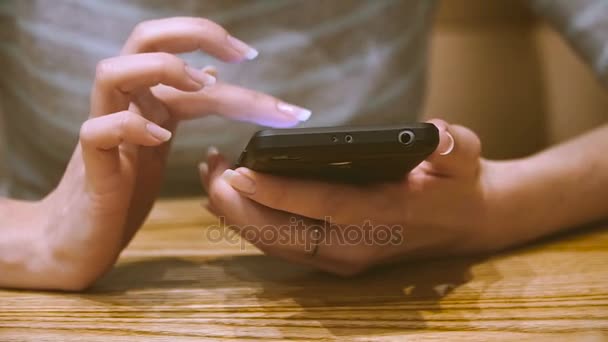 Téléphone Portable Une Fille Dans Bar Regarde Écran Téléphone Portable — Video