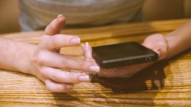 Telemóvel Uma Garota Bar Olha Para Tela Telefone Celular — Vídeo de Stock