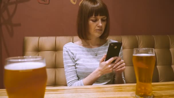 Мобильный Телефон Девушка Баре Смотрит Экран Мобильного Телефона — стоковое видео
