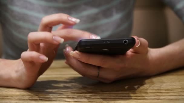 Мобільний Телефон Дівчина Барі Дивиться Екран Мобільного Телефону — стокове відео