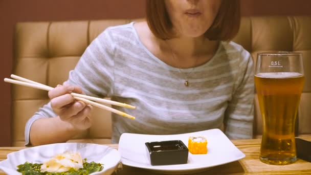 Une Fille Dans Bar Sushis Mange Des Sushis Boit Bière — Video