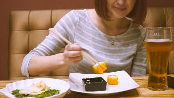 Lány Egy Sushi Bárban Sushi Eszik Iszik Sört — Stock videók