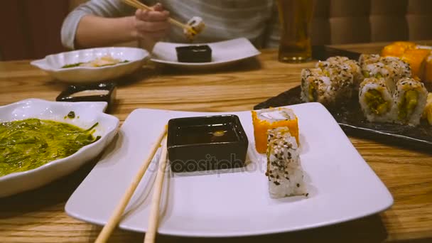 Uma Garota Bar Sushi Come Sushi Bebe Cerveja — Vídeo de Stock