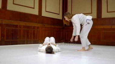 Mücadele. Kızlar tren judo ve Japon sporu eğitimi için
