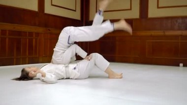 Mücadele. Kızlar tren judo ve Japon sporu eğitimi için