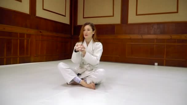 Flicka Kimono Knådar Innan Träningen Judo Och Jujutsu — Stockvideo