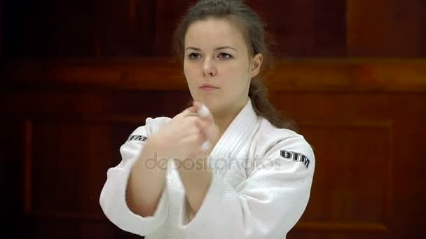 Een Meisje Een Kimono Kneedt Voor Opleiding Judo Jiujitsu — Stockvideo