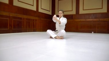 Judo ve Japon sporu eğitimi önce bir kimono bir kız kneads