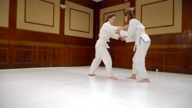Mücadele. Kızlar tren judo ve Japon sporu eğitimi için