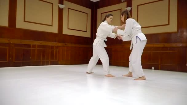 Mücadele Kızlar Tren Judo Japon Sporu Eğitimi Için — Stok video