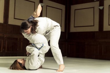 Mücadele. Kızlar tren judo ve Japon sporu eğitimi için