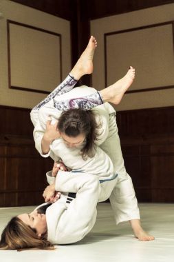 Mücadele. Kızlar tren judo ve Japon sporu eğitimi için