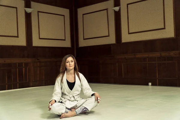 Egy lány a kimonó rakja a judo és a cselgáncs edzés előtt — Stock Fotó