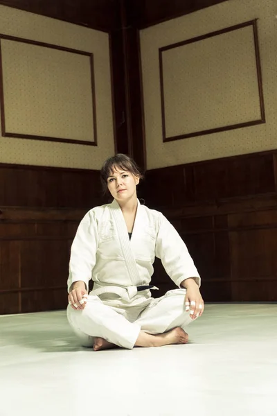 Judo ve Japon sporu eğitimi önce bir kimono bir kız kneads — Stok fotoğraf