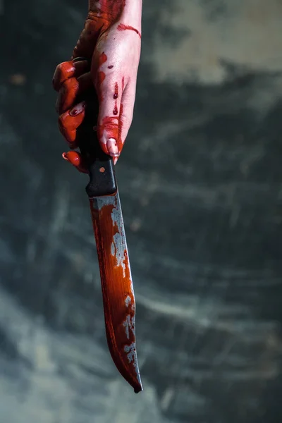 Bloody knife. Hand holds a bloody knife — Stock Photo, Image