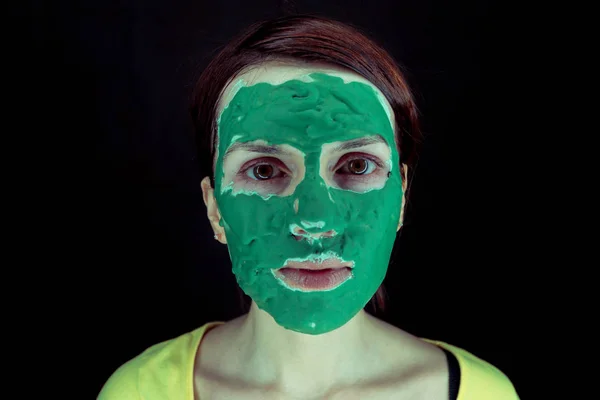 Μάσκα για το πρόσωπο. Κοπέλα με πράσινο μάσκα για το πρόσωπο — Φωτογραφία Αρχείου