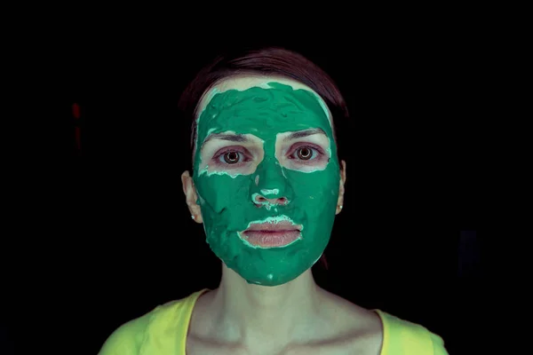 Masque pour le visage. Fille avec masque vert pour le visage — Photo