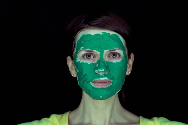 Máscara para a cara. Menina com máscara verde para rosto — Fotografia de Stock