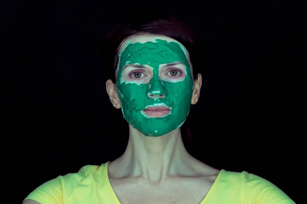 面具的脸。戴着绿色面具的女孩 — 图库照片