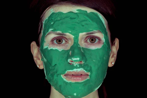 Máscara para a cara. Menina com máscara verde para rosto — Fotografia de Stock