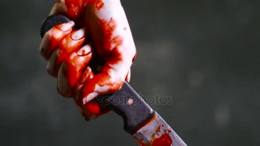 Kanlı bıçak. Eli kanlı bir bıçak tutan