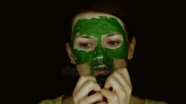 顔のマスクです 顔に緑のマスクを持つ少女 — ストック動画