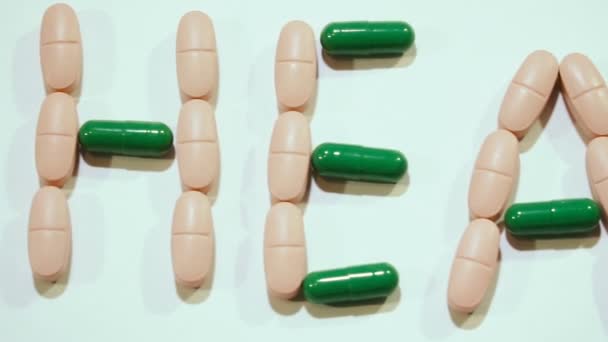 Prášky Tablety Které Jsou Rozloženy Slovo Zdraví — Stock video