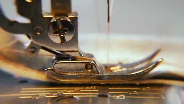 缝纫机和缝纫工具 — 图库视频影像