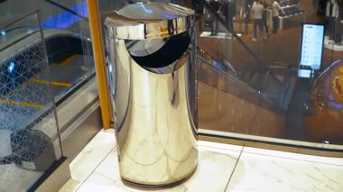 Çöp sepeti. Güzel parlak çöp