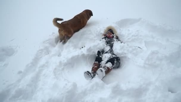 Χειμώνα Ένα Κορίτσι Περπατώντας Ένα Σκύλο Στο Χιονισμένο Καιρικές Συνθήκες — Αρχείο Βίντεο