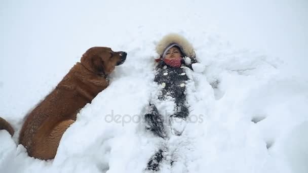 Kış Bir Kız Bir Köpek Karlı Havalarda Yürüyor — Stok video