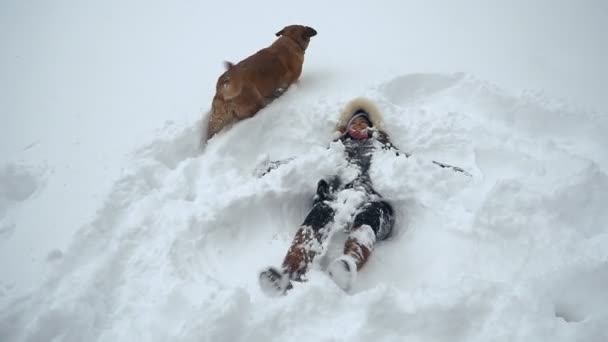 Winter Ein Mädchen Geht Bei Verschneitem Wetter Mit Einem Hund — Stockvideo