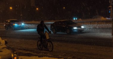 Kar yağışı. Karla kaplı makineleri