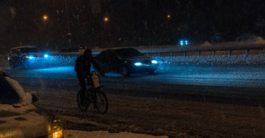 Kar yağışı. Karla kaplı makineleri