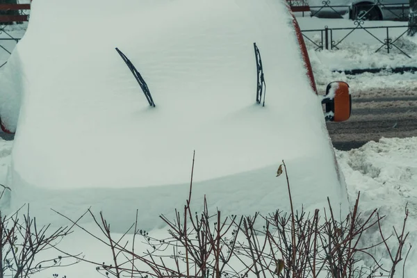 Снегопад. Машины, покрытые снегом — стоковое фото