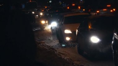 Rating duman. Arabalar trafikte durmak