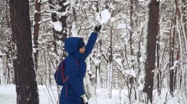 Kış. Bir kız bir karla kaplı ormanda yürüyor