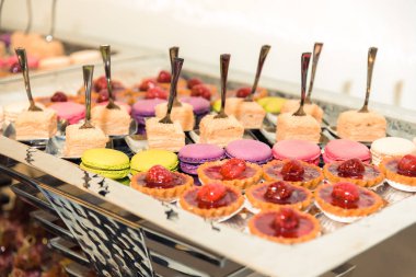 Kokteyl. Masanın üzerinde farklı sandviç