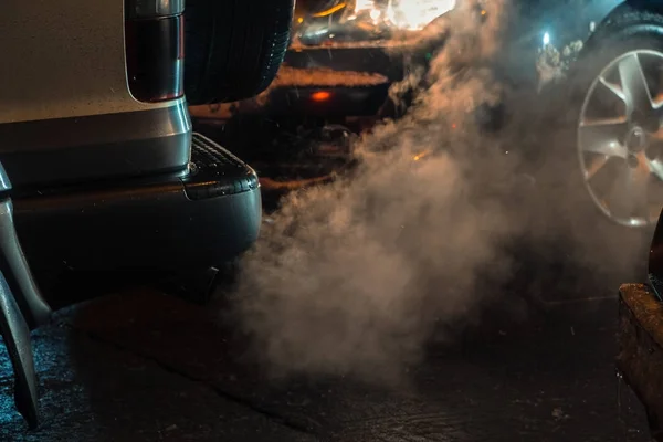 Trafik ångor. Bilar står i trafik — Stockfoto