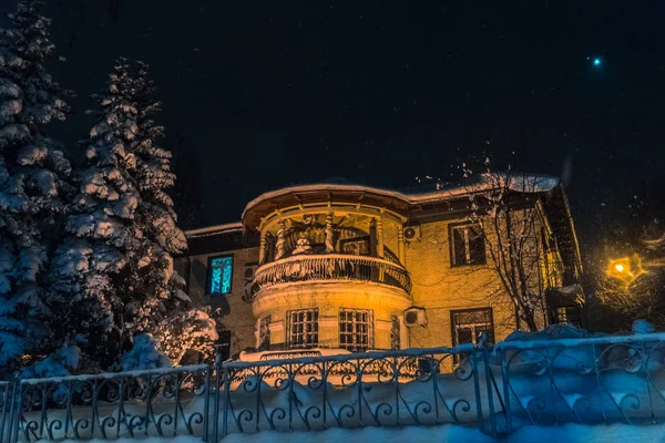 Eski bir ev. Evi tarafından ışık ışıklı — Stok fotoğraf