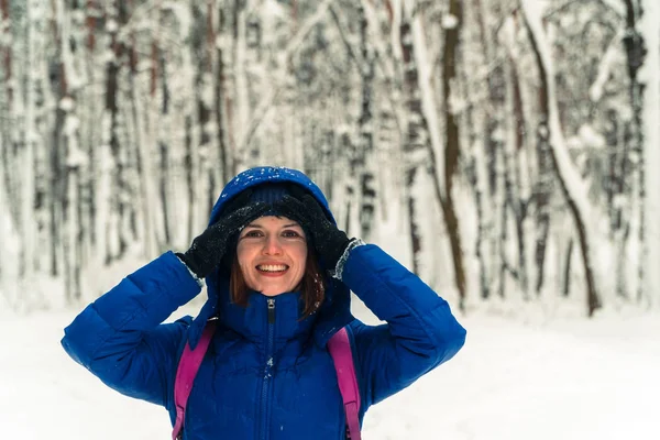 Inverno. Uma menina está andando em uma floresta coberta de neve — Fotografia de Stock